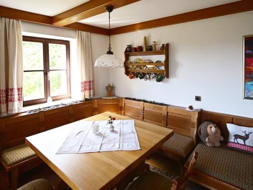 a dining room with a wooden table and chairs at Malerisches Weingartenhäuschen in Kitzeck in Kitzeck im Sausal