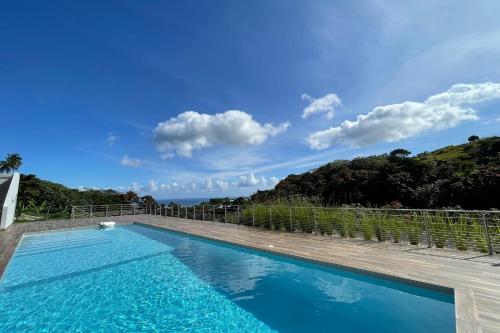 Фотография из галереи Mititai condo sea view & pool the quiet place near the airport в Фааа