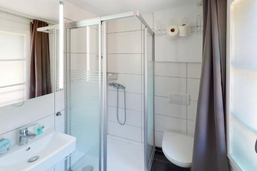 安特拉格里的住宿－Rössli Self Check in 24-7 Free Parking，带淋浴、盥洗盆和卫生间的浴室