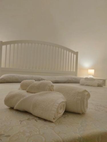 a bedroom with two beds with towels on the floor at Casa Bellavista in Castro di Lecce