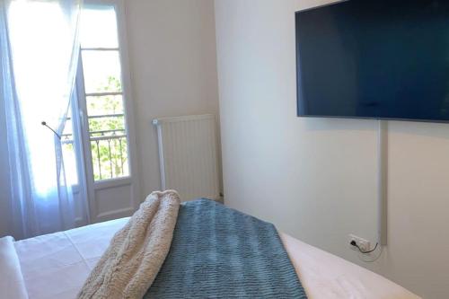 una camera con letto e TV a schermo piatto di ***Suite Parklane* 5min Disney & Shopping * NEW*** a Serris