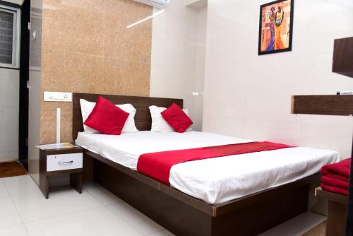 Una cama o camas en una habitación de Nivant Lodge