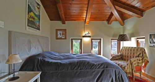 阿拉霍瓦的住宿－Plethora Arachova Luxury Chalet，一间卧室配有一张床、一张桌子和一把椅子