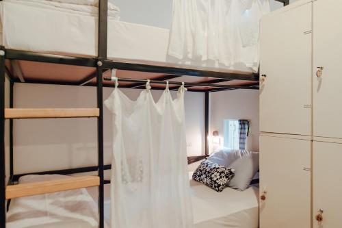 Cama o camas de una habitación en The Yard Bangkok Hostel