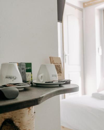 Una mesa con platos y electrodomésticos encima. en Auberge de la Paillère, en Lavours