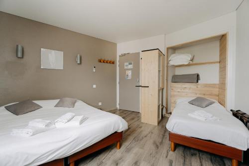 een slaapkamer met 2 bedden en een kast bij Auberge de la Paillère in Lavours