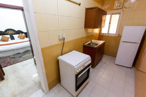 a small kitchen with a sink and a refrigerator at العييري للوحات المفروشة جدة 5 in Jeddah