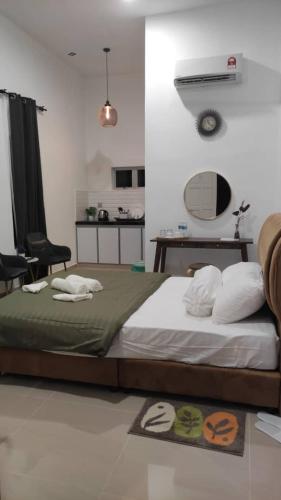 Ένα ή περισσότερα κρεβάτια σε δωμάτιο στο D'LaMar Homestay