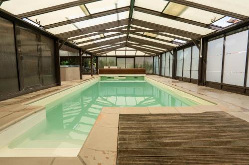 Bazén v ubytování Capsule SPA - piscine privative, sauna, jacuzzi nebo v jeho okolí