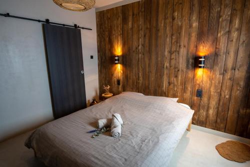 Postel nebo postele na pokoji v ubytování Capsule SPA - piscine privative, sauna, jacuzzi