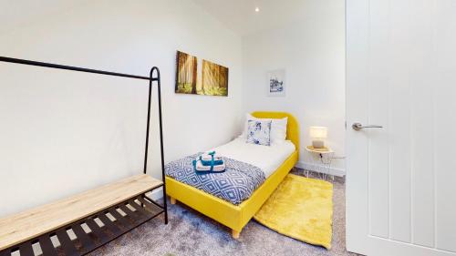 Ένα ή περισσότερα κρεβάτια σε δωμάτιο στο Funky 2 Bed (split level) Apartment in the Heart of Historic Rochester