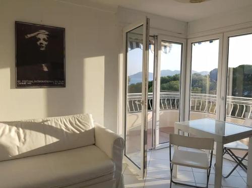 - un salon avec un canapé et une table dans l'établissement Bel Appartement avec Vue Mer - Picaud, à Cannes