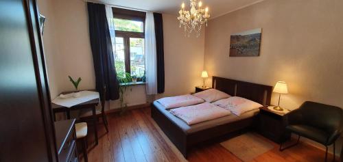 um pequeno quarto com uma cama e uma janela em Ehemaliges Winzerhaus Cochem em Cochem