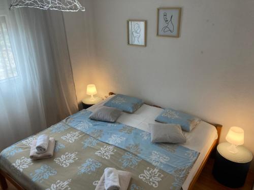 ein Schlafzimmer mit einem Bett mit Handtüchern darauf in der Unterkunft Quite beautiful apartment in the Split Neda with 4bedrooms in Solin
