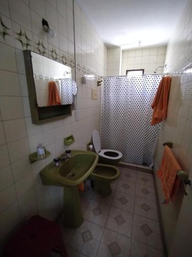 een badkamer met een groene wastafel en een douche bij Centro de Rosario Departamento de 1 habitación in Rosario