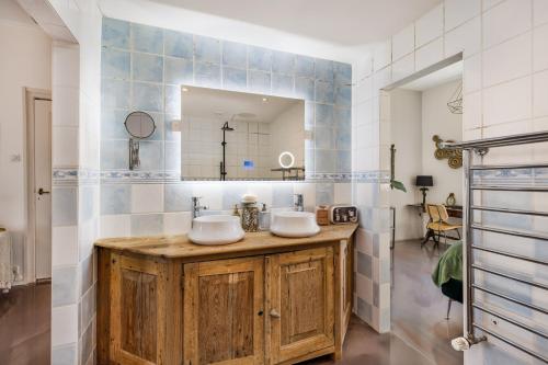 哈萊姆的住宿－Oase van Haarlem, 15 minuten van Amsterdam，浴室设有2个水槽和镜子
