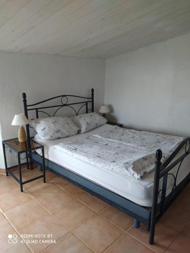 une chambre avec un lit et une lampe sur une table dans l'établissement Sole e Ventu 50qm, à San-Giovanni-di-Moriani