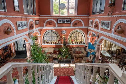 提比里斯的住宿－Elia Boutique Hostel & Apart-Hotel，一座设有楼梯和客厅的建筑