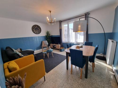 un salon avec une table et des chaises dans l'établissement Proche gare et centre-ville, 2 chambres cosy, à Perpignan