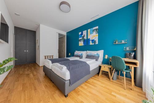 Un dormitorio con una pared de acento azul y una cama en Ambrosia Guesthouse en Rheinfelden