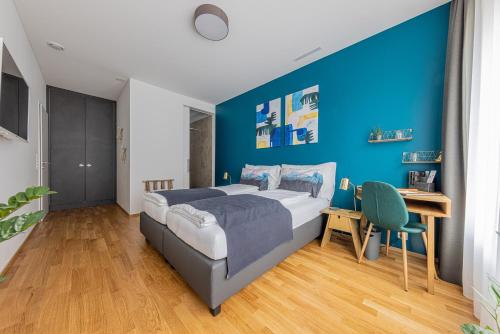 um quarto com uma parede em tons de azul e uma cama em Ambrosia Guesthouse em Rheinfelden