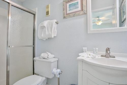 uma casa de banho branca com um WC e um lavatório em Summer Haven D em Destin