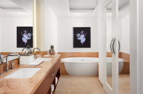 ARIA Resort & Casino Image