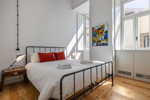 Spacious 3BDR Apartment with Balcony by LovelyStay
