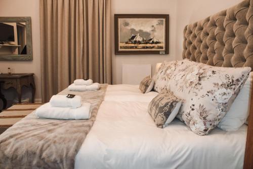 a bedroom with a large white bed with pillows at Linkview House in Frankfort