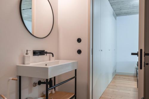 bagno con lavandino e specchio di Glamorous 3BDR Apartment in City Center by LovelyStay a Lisbona