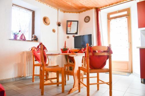 a room with a desk with chairs and a television at Studio avec jardin clos et wifi a Valloire a 3 km des pistes in Valloire