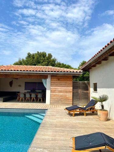 une cour arrière avec une piscine et une maison dans l'établissement Villa Alivu belle piscine chauffée, à Bonifacio