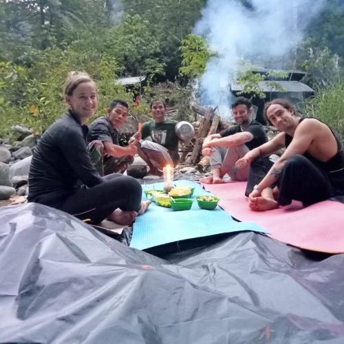 Επισκέπτες που μένουν στο JUNGLE LIFE GUEST HOUSE - Trekking & Transport Only Book With Us