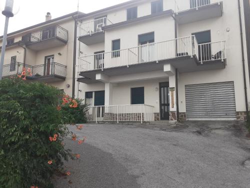 un edificio de apartamentos con balcones y aparcamiento en B&B e Case Vacanze Belvedere, en San Severino Lucano