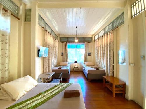 Postel nebo postele na pokoji v ubytování บ้านชมจันทร์