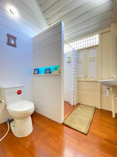 a bathroom with a toilet and a sink at บ้านชมจันทร์ in Phra Nakhon Si Ayutthaya