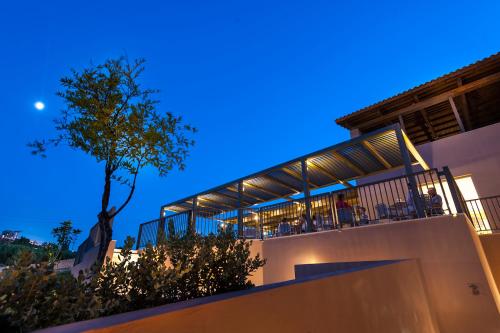 een huis met lichten aan de zijkant 's nachts bij Giannoulis – Santa Marina Beach Hotel in Agia Marina Nea Kydonias