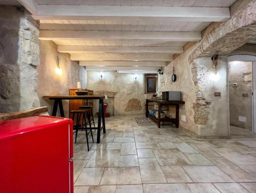 Duży pokój z dużą kamienną ścianą i stołem w obiekcie Castello Room & Spa w Cagliari