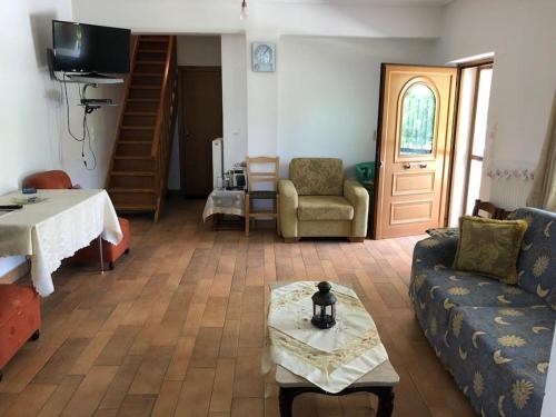 ein Wohnzimmer mit einem Sofa und einem Tisch in der Unterkunft live the ultimate experience within nature in Zakharo