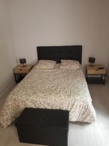 une chambre avec un grand lit avec deux tables de nuit dans l'établissement Le bon séjour, à Marseille