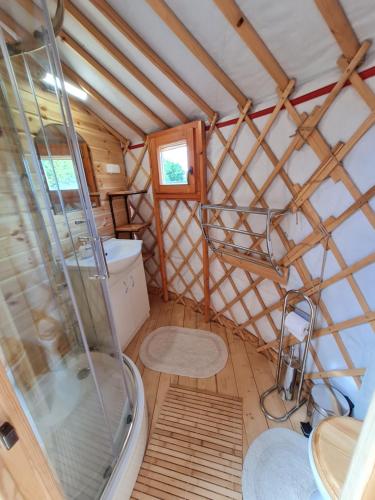 a room with a shower and a toilet in a yurt at Jurtafarm Ráckeve - a nomád luxus in Ráckeve