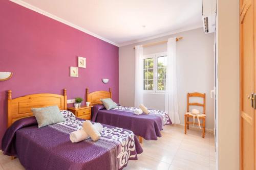 2 bedden in een kamer met paarse muren bij Villa Gabriel Son Parc by Villa Plus in Son Parc