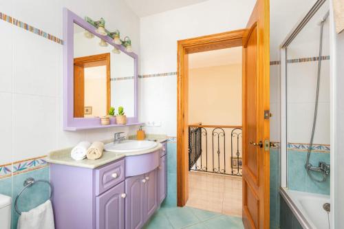 een badkamer met een wastafel en een spiegel bij Villa Gabriel Son Parc by Villa Plus in Son Parc