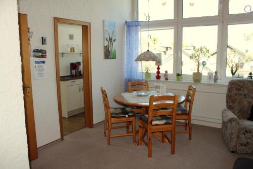 Ferienwohnung Ausblick في فيلنغن: مطبخ وغرفة طعام مع طاولة وكراسي