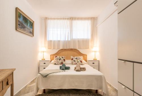 um quarto com uma cama com dois ursinhos de peluche em CABOPINO 3 BEDS APARTMENT em Marbella