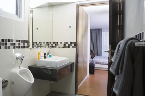 Ένα μπάνιο στο BBG Seaside Luxurious Service Apartment