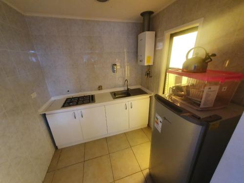 uma pequena cozinha com um lavatório e um frigorífico em Valle de leones em Cartagena