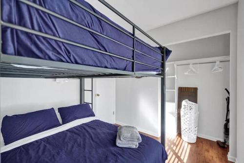 um quarto com um beliche com lençóis azuis em Beautiful 4 Bedrooms/Pool/Walk to beach em Deerfield Beach