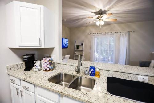Cucina o angolo cottura di Lux 2BD 2BA minutes from the water