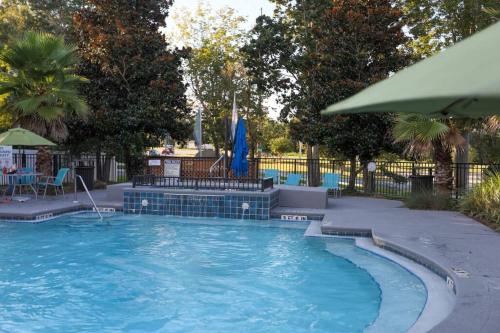 Piscina di Lux 2BD 2BA minutes from the water o nelle vicinanze